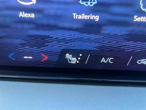 Certified 2025 Chevrolet Traverse LT image 27