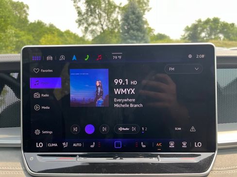 Certified 2025 Volkswagen Tiguan SE R-Line AWD/4WD image 18