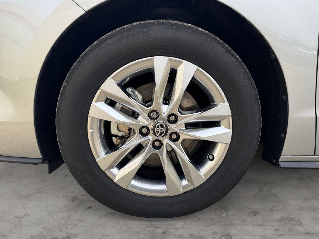 Certified 2023 Toyota Sienna Limited AWD/4WD image 9