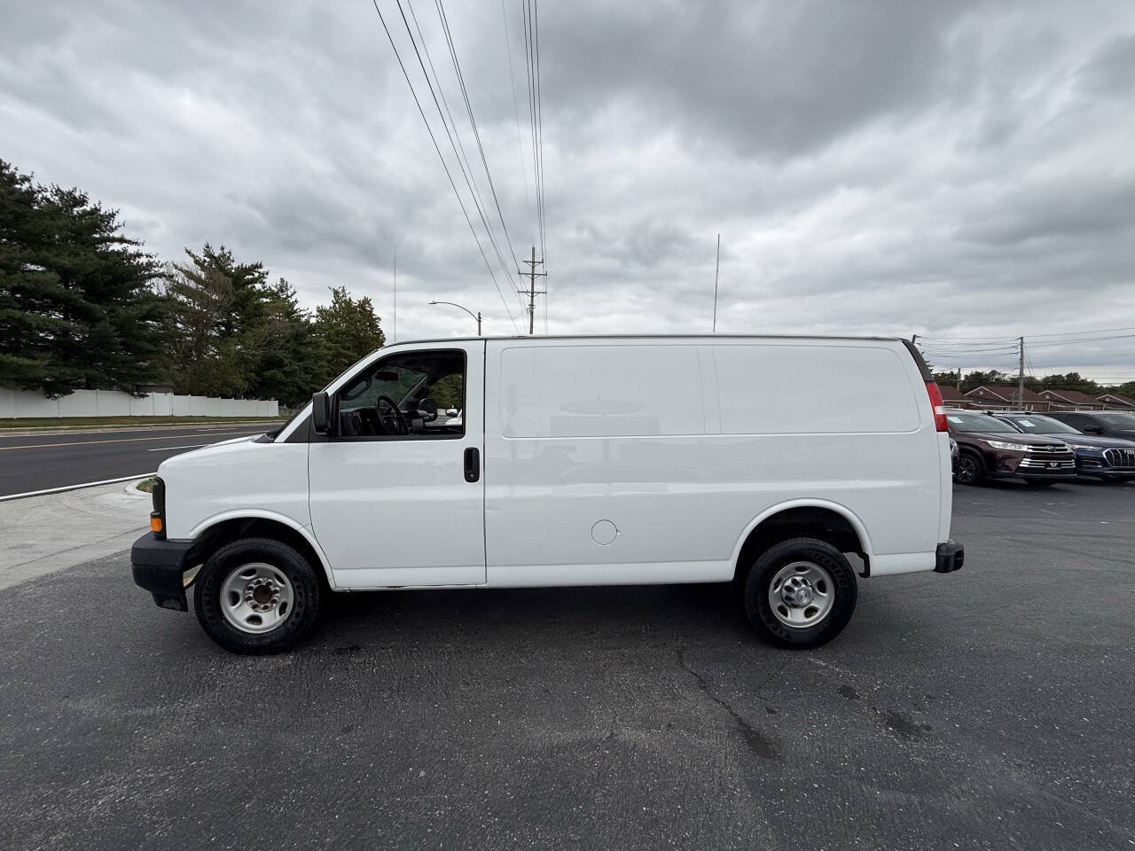 Used 2017 Chevrolet Express 2500 RWD image 4