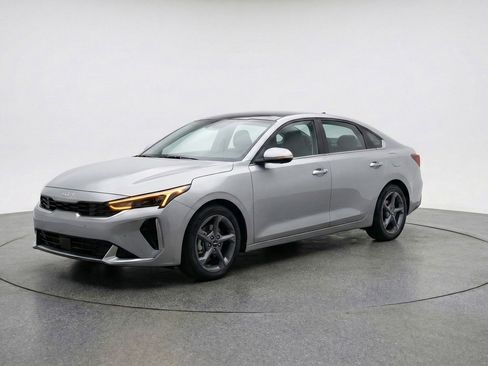 Used 2025 Kia K4 LXS image 3