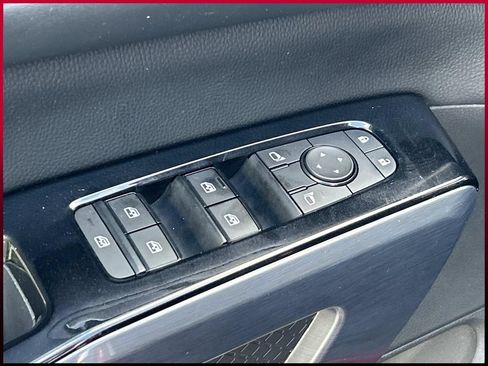 Used 2023 Nissan Pathfinder SL AWD/4WD image 19