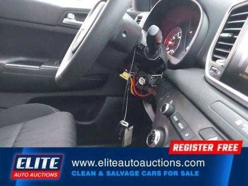 Used 2020 Kia Sportage LX image 12