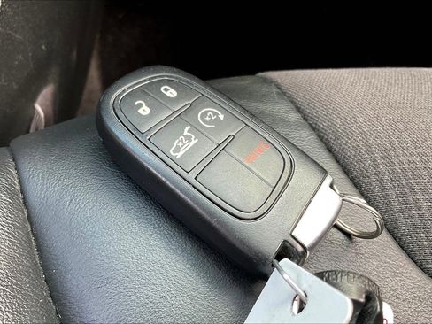 Used 2015 Jeep Cherokee Trailhawk w/ Comfort/Convenience Group AWD/4WD image 12