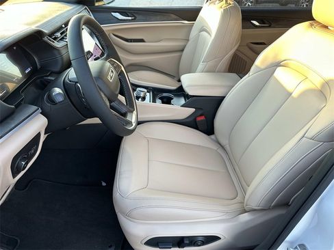 New 2025 Jeep Grand Cherokee L Limited image 14