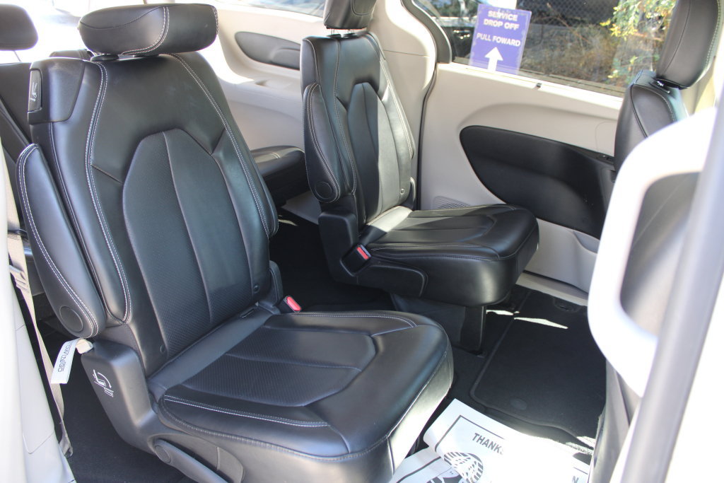 Used 2024 Chrysler Pacifica Touring-L FWD image 13