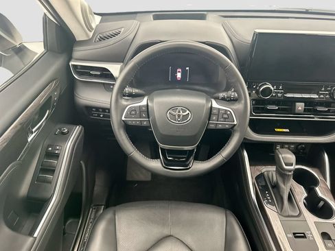 Used 2023 Toyota Highlander Platinum FWD image 10