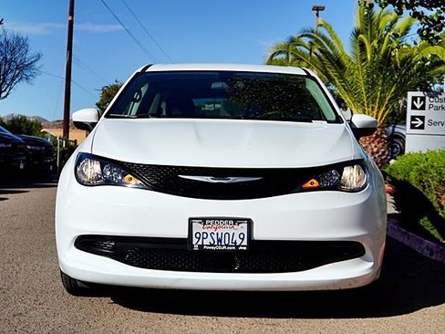 Used 2022 Chrysler Voyager LX image 5