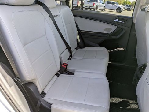 Used 2021 Volkswagen Tiguan SE image 34