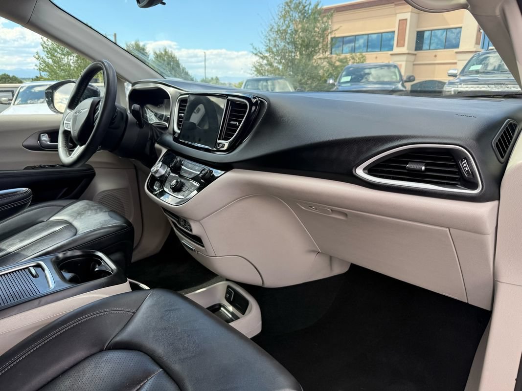 Used 2024 Chrysler Pacifica Touring-L FWD image 25