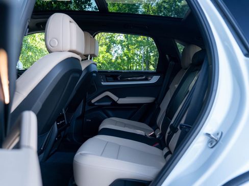 Certified 2025 Porsche Cayenne E-Hybrid w/ Premium Package Plus image 32