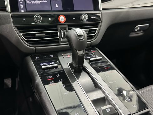 Certified 2024 Porsche Macan image 34