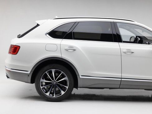 Used 2017 Bentley Bentayga image 21