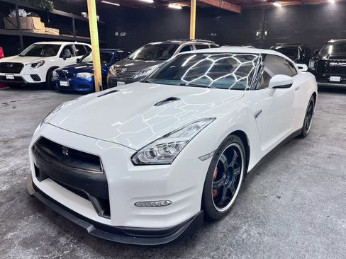 Used 2015 Nissan GT-R Premium image 3