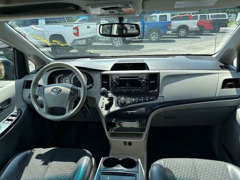 Used 2013 Toyota Sienna SE FWD image 7