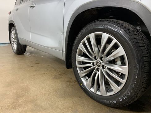 Used 2022 Toyota Highlander Platinum AWD/4WD image 6