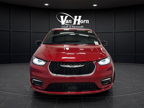 New 2026 Chrysler Pacifica Select image 2