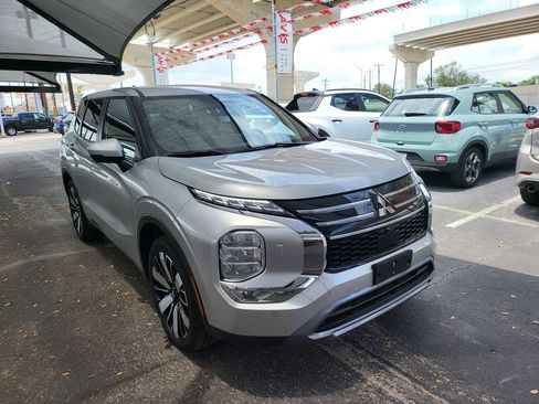 Used 2025 Mitsubishi Outlander SE AWD/4WD image 2