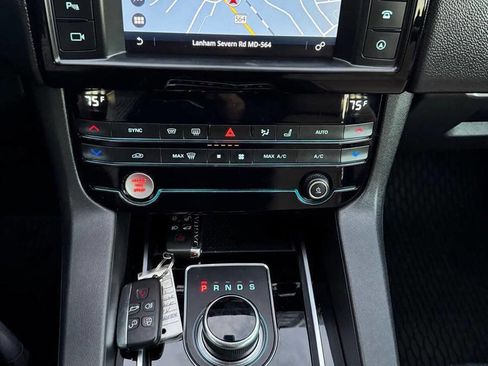 Used 2017 Jaguar F-PACE Premium image 25