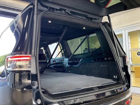 Used 2023 Jeep Grand Wagoneer L Series III w/ Rear-Seat Entertainment Group AWD/4WD image 19