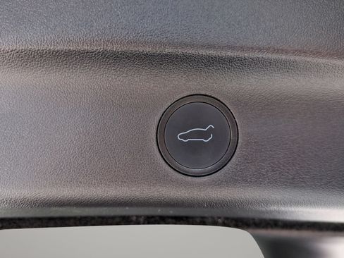 Used 2021 Tesla Model Y Long Range AWD/4WD image 17