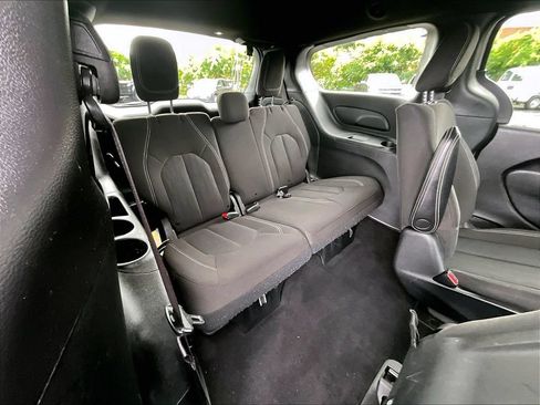 Used 2021 Chrysler Pacifica Touring w/ S Appearance Package FWD image 16