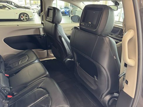Used 2018 Chrysler Pacifica Touring-L FWD image 45