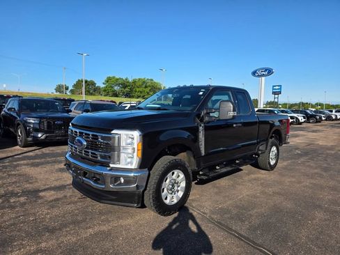 Used 2023 Ford F250 XLT w/ FX4 Off-Road Package AWD/4WD image 3