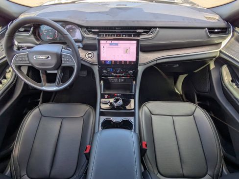 New 2025 Jeep Grand Cherokee Limited w/ Luxury Tech Group II image 16