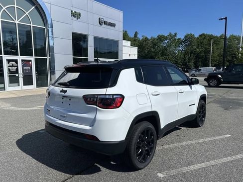 Used 2023 Jeep Compass Latitude AWD/4WD image 3