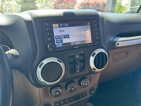 Used 2018 Jeep Wrangler Unlimited Sahara AWD/4WD image 17