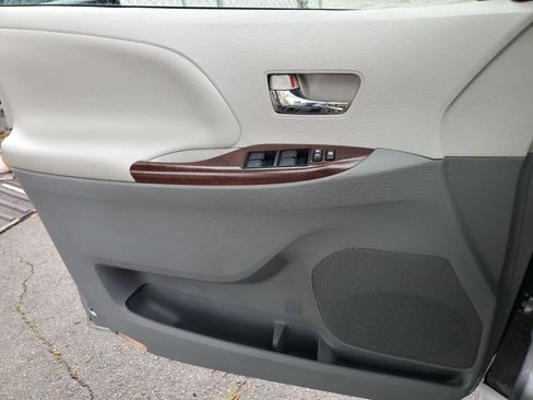 Used 2013 Toyota Sienna XLE AWD/4WD image 15