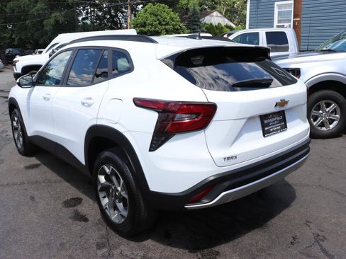Used 2025 Chevrolet Trax LT FWD image 3