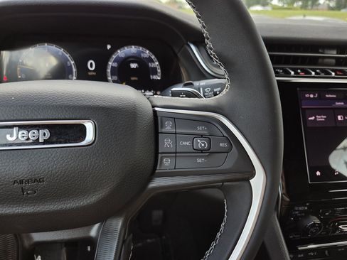 New 2025 Jeep Grand Cherokee Altitude image 21