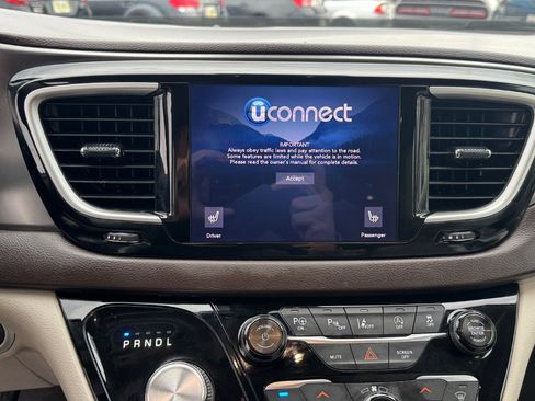 Used 2018 Chrysler Pacifica Touring-L w/ Advanced Safetytec Group image 27