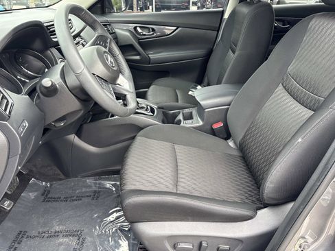 Used 2017 Nissan Rogue SV w/ SV Premium Package image 14