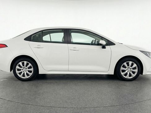 Used 2025 Toyota Corolla LE image 11