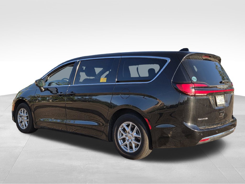 Used 2023 Chrysler Pacifica Touring-L FWD image 7