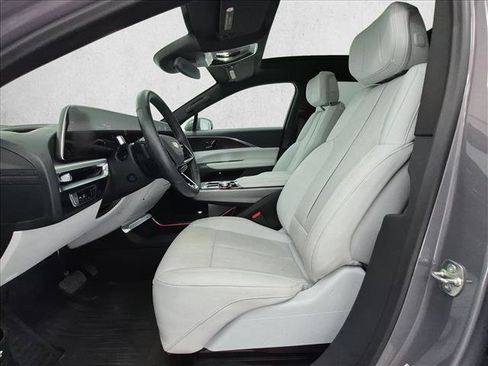 Used 2024 Cadillac Lyriq Luxury AWD/4WD image 17
