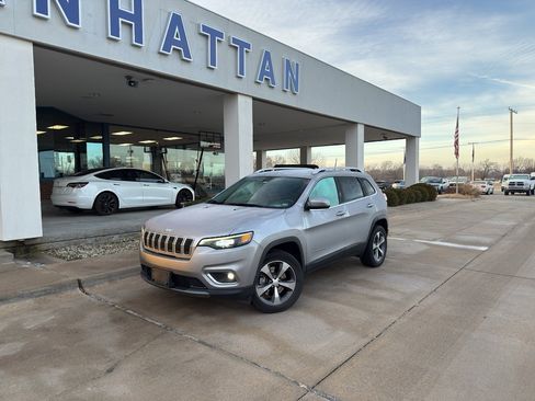 Used 2019 Jeep Cherokee Limited image 2