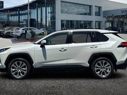 Used 2021 Toyota RAV4 XLE Premium image 7