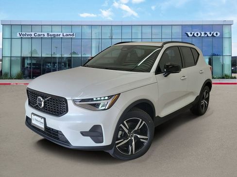 New 2026 Volvo XC40 B4 Core image 1