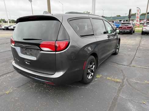 Used 2018 Chrysler Pacifica Touring-L Plus w/ S Appearance Package FWD image 5