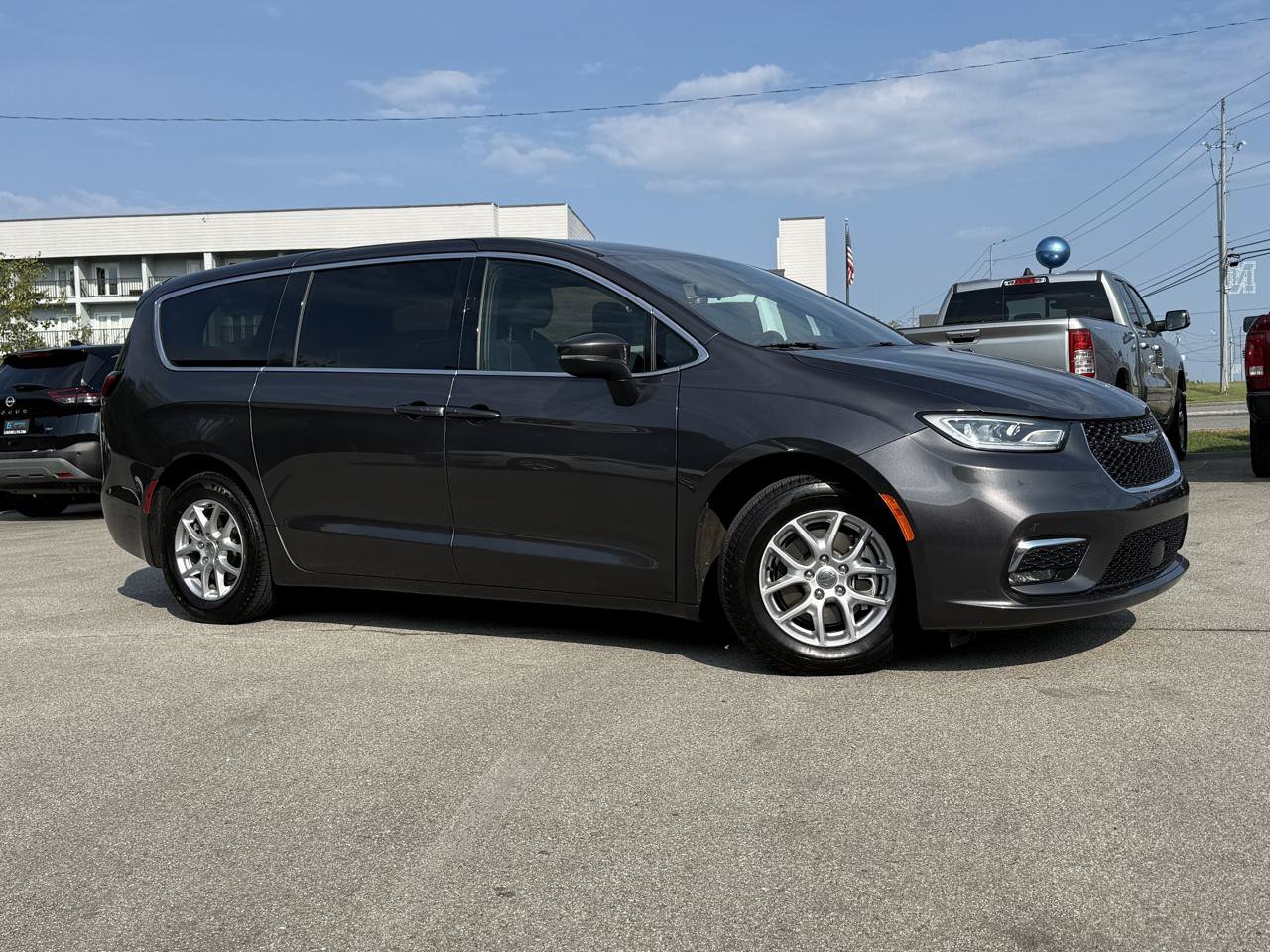 Used 2023 Chrysler Pacifica Touring FWD image 2