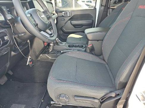 Used 2025 Jeep Wrangler Unlimited Rubicon AWD/4WD image 4