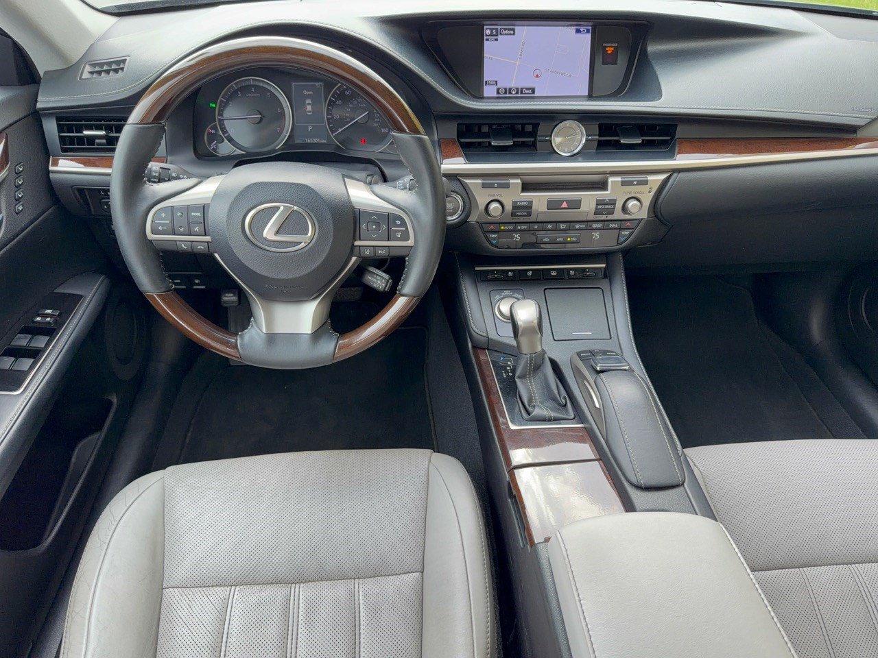 Used 2016 Lexus ES 350 w/ Luxury Package w/Wood Trim FWD image 17