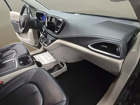 Used 2023 Chrysler Pacifica Touring-L FWD image 24