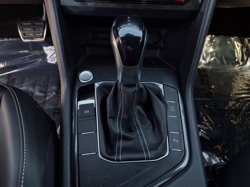 Certified 2022 Volkswagen Tiguan SE R-Line FWD image 12