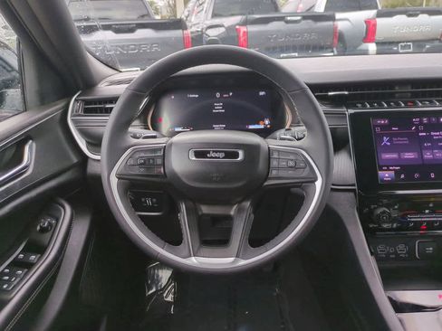 Used 2025 Jeep Grand Cherokee Altitude image 15