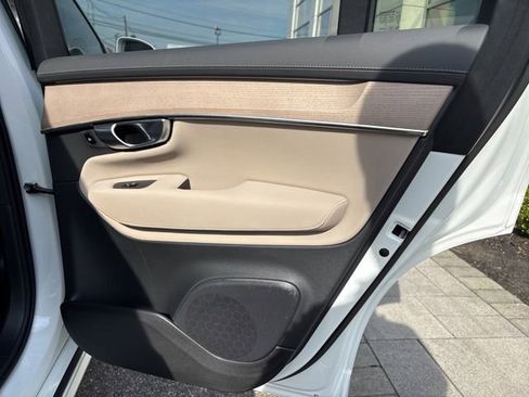 Used 2025 Volvo XC90 B6 Plus image 13